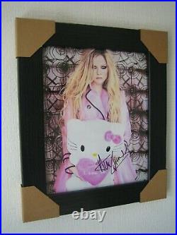 Avril Lavigne Gorgeous Hand Signed Photograph (8x10) Framed with CoA