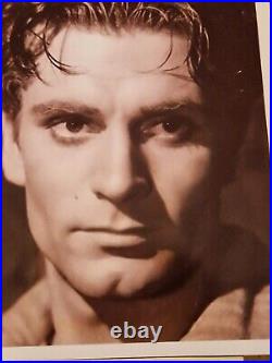 Laurence Olivier Legendary Actor clipped signature with photo 6x4. AFTAL COA