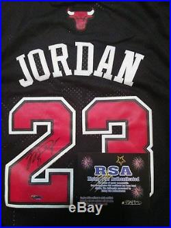Micheal jordan autographed jersey with COA